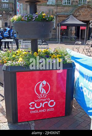 Bannières pour UEFA Womans Euro championnat Angleterre 2022, dans le centre-ville de Leigh, prêt pour le Portugal vs pays-Bas (Hollande) après la fête du match, NW Angleterre Banque D'Images