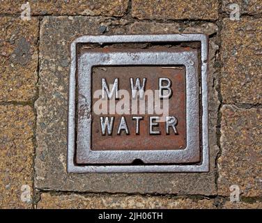 Grille en fonte rouille gaufrée, MWB Manchester Water Board, centre-ville de Leigh, Lancs, Angleterre, Royaume-Uni, WN7 Banque D'Images