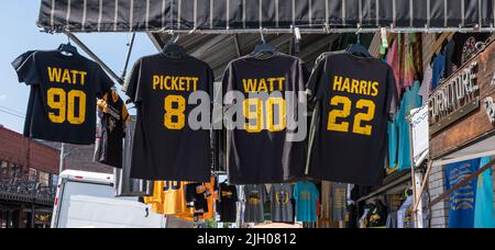 T-shirts Pittsburgh Steeler à vendre dans un magasin de souvenirs sportifs du quartier de Strip District à Pittsburgh, Pennsylvanie, États-Unis Banque D'Images