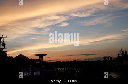 13 juillet 2022, New York, Etats-Unis : (NOUVEAU) la pleine Lune aussi connue sous le nom de‚ â« Buck Moonâ‚ » vu à Manhattan-New York. 13 juillet 2022, New York, Etats-Unis: La pleine Lune aussi connue sous le nom de‚ â"Buck Mooné â‚" vu à Manhattan, New York, mercredi (13). C'est la plus grande super lune de 2022 qui apparaît au-dessus de l'horizon est. Il est 16% plus lumineux et semble 6% plus grand qu'une pleine lune moyenne. En plus d'être appelé le‚ â‚ â"buck moon, il est aussi appelé Ã‚ â"Thunder Moon,Ã‚" ou Ã‚"Hay Moon.Ã‚" la pleine lune a laissé de belles couleurs sur le ciel de Manhattan. (Image de crédit : © Niyi FO Banque D'Images