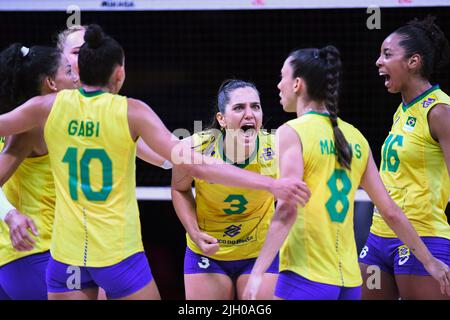 Ankara, Turquie. 13th juillet 2022. Les joueurs du Brésil célèbrent lors du quart-finale de la Ligue des Nations des femmes de volleyball de la FIVB 2022 entre le Brésil et le Japon à Ankara, Turquie, 13 juillet 2022. Credit: Shadati/Xinhua/Alamy Live News Banque D'Images