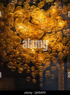 boules d'éclairage sur le lustre dans la lambreuse, ampoules suspendues au plafond, lampes sur fond sombre. Mise au point sélective, horizontale, non Banque D'Images