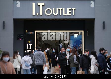 Shanghai,Chine-6 mars 2022: Beaucoup de clients chinois dans le masque facial pour empêcher Covid-19, en dehors de la boutique I.T. I.T est une marque de mode de Hong Kong Banque D'Images