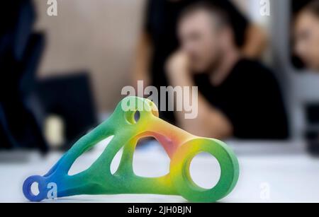 Modèle en plastique abstrait coloré imprimé sur une imprimante 3D à partir de poudre dans un bureau de laboratoire. Multi Jet Fusion MJF. L'imprimante 3D a imprimé des modèles tridimensionnels. Nouvelle technologie d'impression additif 3D Banque D'Images