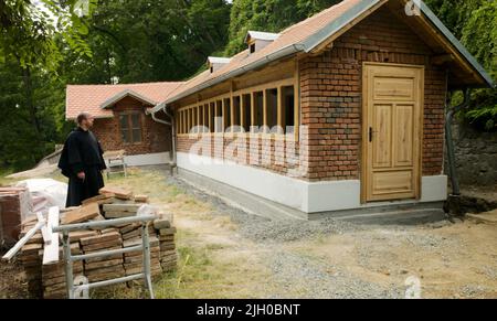 PRODUCTION - 24 juin 2022, République Tchèque, Brünn: Le père Jozef Rzonca se trouve près de l'apiaire dans le jardin du monastère Augustinien de Brno, République Tchèque. Le botaniste et moine Gregor Johann Mendel l'a construit pour ses recherches. Mendel aurait 200 ans sur 20 juillet 2022. Photo: Michael Heitmann/dpa Banque D'Images