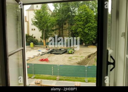 PRODUCTION - 24 juin 2022, République Tchèque, Brünn : vue sur le jardin du monastère Augustinien de Brno, République Tchèque, où les travaux de construction sont en cours. C'est l'endroit même où Gregor Johann Mendel a mené ses célèbres expériences d'hérédité avec des plants de pois. Mendel aurait 200 ans sur 20 juillet 2022. Photo: Michael Heitmann/dpa Banque D'Images