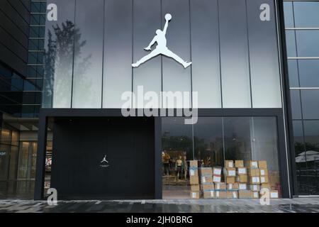 Shanghai,Chine-5 juin 2022: Façade du grand magasin phare Air Jordan avec logo de marque. Banque D'Images