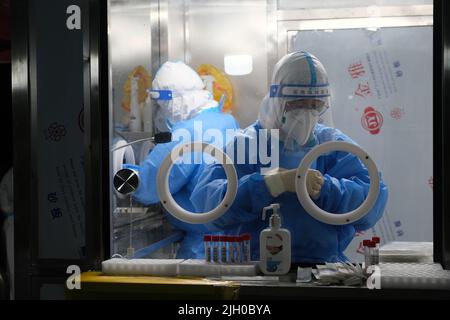 Shanghai,Chine-30 mai 2022: Travailleur de la santé au travail à l'intérieur d'une station de test PCR permanente. La Chine construit des sites de test COVID permanents après le lockdow Banque D'Images
