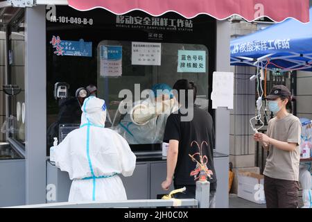 Shanghai,Chine-4 juin 2022: Le citoyen chinois reçoit le test Covid-19 à la station de test normalisée du coronavirus. Banque D'Images