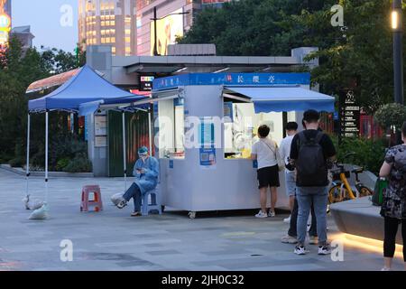 Shanghai,Chine-9 juillet 2022: Les Chinois font la queue pour recevoir le test Covid-19 à la station d'essai Banque D'Images