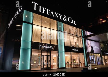 Shanghai,Chine-25 juin 2022: Grand magasin phare de Tiffany Co. La nuit. Marque de bijoux de luxe Banque D'Images