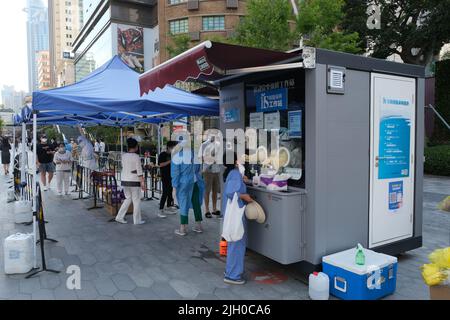 Shanghai,Chine-25 juin 2022: Les Chinois se font la queue pour recevoir un test PCR sur le site de test pour empêcher Covid-19 Banque D'Images