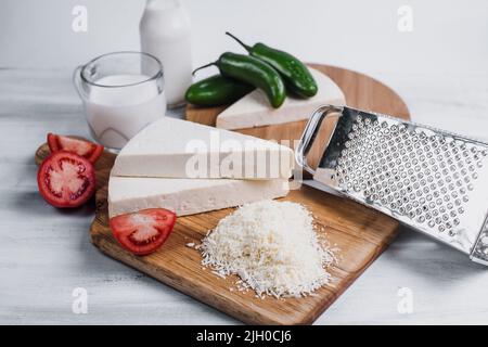 Fromage blanc mexicain Cotija avec des ingrédients frais au Mexique en Amérique latine Banque D'Images
