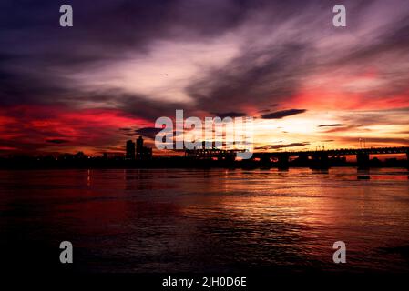 Coucher de soleil sur la rivière rouge Banque D'Images