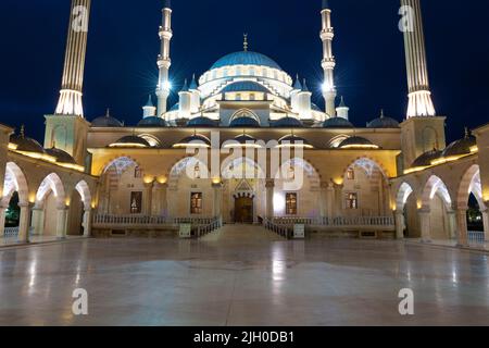 GROZNY, RUSSIE - 30 SEPTEMBRE 2021 : à l'entrée au coeur de la mosquée tchétchène, à la fin de la soirée de septembre Banque D'Images