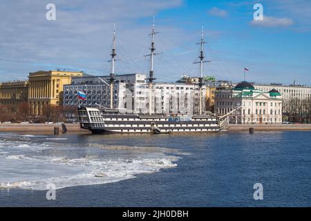 SAINT-PÉTERSBOURG, RUSSIE - 03 AVRIL 2022 : copie de l'ancien navire russe « Blagodat » dans le paysage urbain, le mois d'avril après-midi Banque D'Images