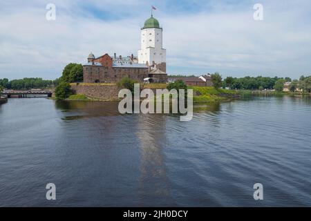 Vue sur l'ancien château de Vyborg depuis le port du Nord en juillet après-midi. Leningrad, Russie Banque D'Images