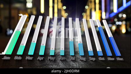 Image des données de traitement de graphique de calendrier sur voiture dans la rue de la ville la nuit Banque D'Images