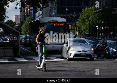 Washington, États-Unis. 13th juillet 2022. Une personne fait un tour de scooter électrique en location dans le centre-ville de Washington, DC, le mercredi, 13 juillet 2022. (Graeme Sloan/Sipa USA) Credit: SIPA USA/Alay Live News Banque D'Images