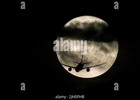 États-Unis. 13th juillet 2022. Turkish Airlines Boeing 787-9 silhouettes de avions de ligne civils contre la Supermoon également connue sous le nom de « Buck Moon » ou « Thunder Moon », à l'approche de l'aéroport international Newark Liberty à Newark, New Jersey. (Photo de Leonid Faerberg/SOPA Images/Sipa USA) crédit: SIPA USA/Alay Live News Banque D'Images
