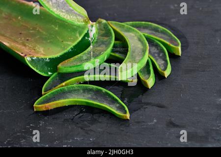 Morceaux de feuille de vera d'aloès et son gel Banque D'Images