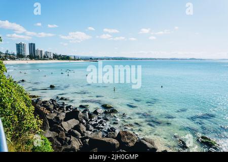 Vue de Greenmount sur la plage de Coolangatta lors d'une journée calme sur la Gold Coast Banque D'Images