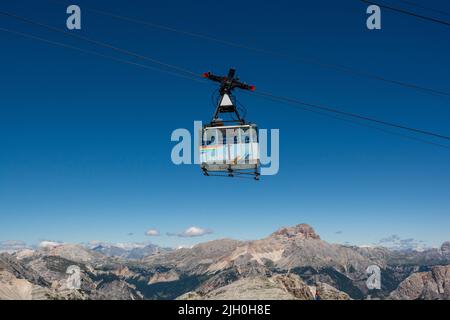 Cortina d'Ampezzo, Dolomites, Italie - 8 juillet 2022 : téléphérique ou télécabine montant de Cortina d'Ampezzo à Tofana di Mezzo en été. Banque D'Images