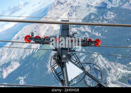 Cortina d'Ampezzo, Dolomites, Italie - 8 juillet 2022 : téléphérique ou télécabine montant de Cortina d'Ampezzo à Tofana di Mezzo en été. Banque D'Images