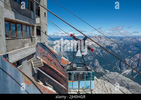 Cortina d'Ampezzo, Dolomites, Italie - 8 juillet 2022 : téléphérique ou télécabine montant de Cortina d'Ampezzo à Tofana di Mezzo en été. Banque D'Images