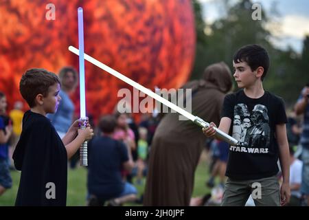 Brno, République tchèque. 13th juillet 2022. La rencontre des propriétaires de sabre laser, connue dans la série de films Star Wars, s'est tenue à Brno, en République tchèque, sur 13 juillet 2022. En arrière-plan est vu le modèle géant du Soleil. Crédit: Vaclav Salek/CTK photo/Alamy Live News Banque D'Images