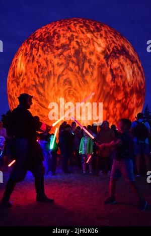 Brno, République tchèque. 13th juillet 2022. La rencontre des propriétaires de sabre laser, connue dans la série de films Star Wars, s'est tenue à Brno, en République tchèque, sur 13 juillet 2022. En arrière-plan est vu le modèle géant du Soleil. Crédit: Vaclav Salek/CTK photo/Alamy Live News Banque D'Images