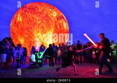 Brno, République tchèque. 13th juillet 2022. La rencontre des propriétaires de sabre laser, connue dans la série de films Star Wars, s'est tenue à Brno, en République tchèque, sur 13 juillet 2022. En arrière-plan est vu le modèle géant du Soleil. Crédit: Vaclav Salek/CTK photo/Alamy Live News Banque D'Images