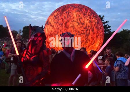 Brno, République tchèque. 13th juillet 2022. La rencontre des propriétaires de sabre laser, connue dans la série de films Star Wars, s'est tenue à Brno, en République tchèque, sur 13 juillet 2022. En arrière-plan est vu le modèle géant du Soleil. Crédit: Vaclav Salek/CTK photo/Alamy Live News Banque D'Images