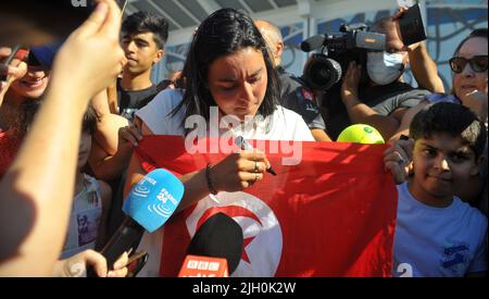 Tunisie. 13th juillet 2022. Le joueur de tennis tunisien, l'Ons Jabeur, signe un autographe à son retour de Wimbeldon, sur 13 juillet 2022, à Tunis. En la saluant comme "la fierté de la nation" et "l'ambassadeur du bonheur", les Tunisiens sont restés captivés par la star du tennis Ons Jabeur, célébrant sa présence dans la prestigieuse finale de Wimbledon malgré sa perte. (Photo de Yassine Mahjoub/Sipa USA) crédit: SIPA USA/Alay Live News Banque D'Images