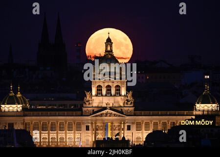 Prague, République tchèque. 13th juillet 2022. Supermoon observé sur 13 juillet 2022, à Prague, République tchèque. Au premier plan se trouve le bâtiment du Musée national. Crédit : Ondrej Deml/CTK photo/Alay Live News Banque D'Images