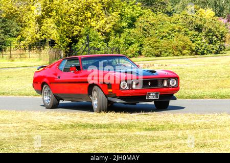 1972 Rouge classique vintage ford mustang Mach 1 uk plaque conduite sur route Banque D'Images