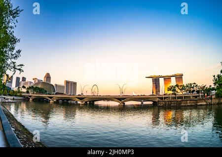 Pont Esplanade traversant la rivière Singapour à Marina Bay, Singapour. Banque D'Images