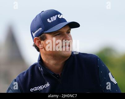 Patrick Reed des États-Unis portant une casquette de golf LIV pendant le premier jour de l'Open à l'Old course, St Andrews. Date de la photo: Jeudi 14 juillet 2022. Banque D'Images