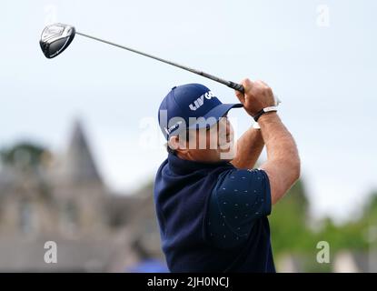 Patrick Reed, aux États-Unis, portant une casquette de golf LIV, débarque du 2nd au premier jour de l'Open à l'Old course, St Andrews. Date de la photo: Jeudi 14 juillet 2022. Banque D'Images