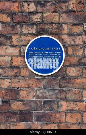 Chester, Royaume-Uni: 3 juillet 2022: Une plaque bleue attachée à une rangée de maisons de ville géorgiennes qui étaient localement connues sous le nom de Pill Box Promenade comme beaucoup de la foule Banque D'Images