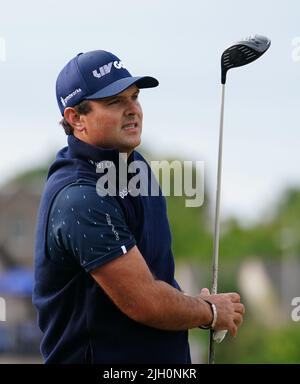 Patrick Reed des États-Unis portant une casquette de golf LIV pendant le premier jour de l'Open à l'Old course, St Andrews. Date de la photo: Jeudi 14 juillet 2022. Banque D'Images