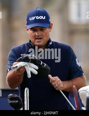 Patrick Reed des États-Unis portant une casquette de golf LIV pendant le premier jour de l'Open à l'Old course, St Andrews. Date de la photo: Jeudi 14 juillet 2022. Banque D'Images