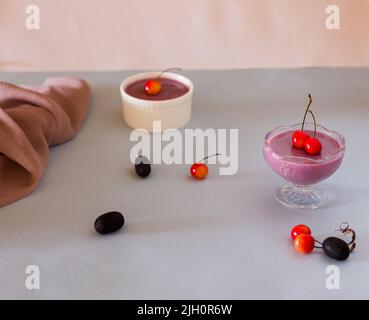 Bols de soufflé Jamun ou pudding fait avec Jamun ou Java Plum fruit, dessert d'été sur un fond gris clair. Banque D'Images