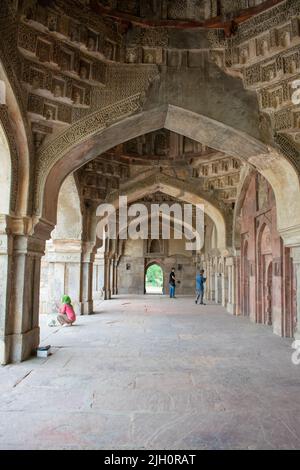 La vue de l'intérieur d'un ancien monument indien qui est connu sous le nom de Bara Gumbad au jardin de lodi à Delhi, Inde Banque D'Images