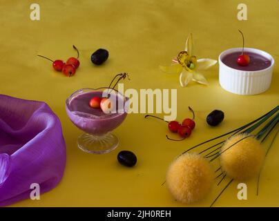 Jamun Mousse, Malabar Plum mousse aux fruits avec garniture de cerise. Dessert frais fait maison à partir de Jamun. Pudding d'été sur fond jaune foncé, en gros plan. Banque D'Images