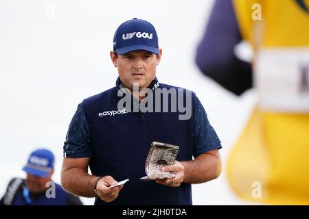 Patrick Reed des États-Unis portant une casquette de golf LIV pendant le premier jour de l'Open à l'Old course, St Andrews. Date de la photo: Jeudi 14 juillet 2022. Banque D'Images