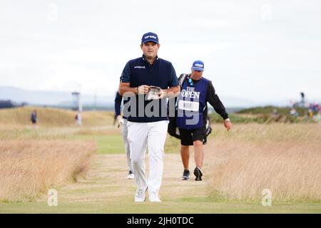 Patrick Reed des États-Unis portant une casquette de golf LIV pendant le premier jour de l'Open à l'Old course, St Andrews. Date de la photo: Jeudi 14 juillet 2022. Banque D'Images