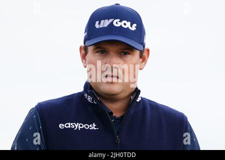 Patrick Reed des États-Unis portant une casquette de golf LIV pendant le premier jour de l'Open à l'Old course, St Andrews. Date de la photo: Jeudi 14 juillet 2022. Banque D'Images