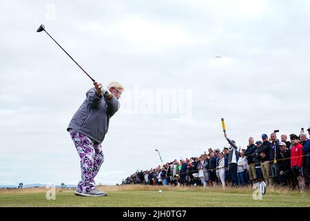 Le John Daly des États-Unis débarque du 4th au cours de la première journée de l'Open à l'Old course, St Andrews. Date de la photo: Jeudi 14 juillet 2022. Banque D'Images