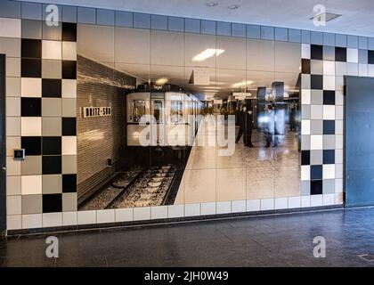 La station de métro Britz-Süd dessert la ligne de métro U7, qui a ouvert 28 septembre 1963 dans le cadre de la première extension sud-est du U7 Banque D'Images